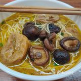 店里都是附近住的阿公阿婆来吃早饭，点了馄饨，汤包