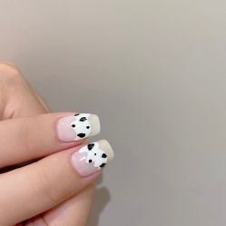-花岐款式专研健康美甲沙龙