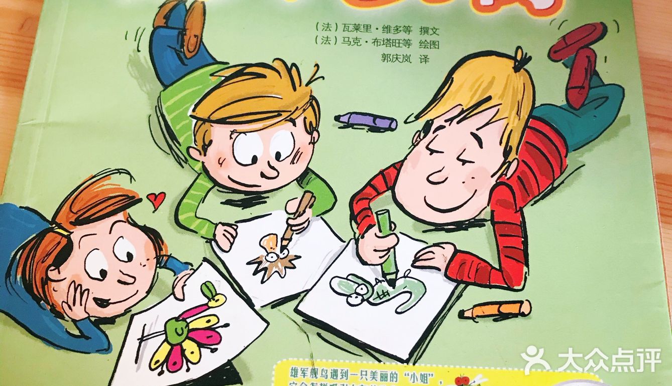 两岁的女孩对小动物都特别喜欢