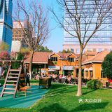 社区里的咖啡馆，老外们没有一个戴口罩的