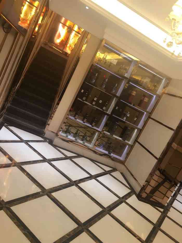 万紫千红ktv-"怎么说呢!一般吧!适合我这样的低消费人群.