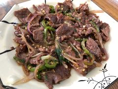 姜葱爆炒黄牛仔肉-银峰农庄·特色烧鸡·鲜无花果浸鸡