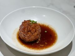 鸭蛋黄狮子头-梅飞酒家(桑园路店)