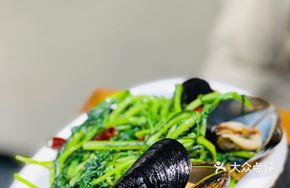Mussel Stir-fried with Greens