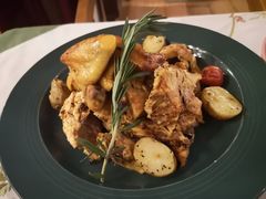 迷迭香蒜味烤春鸡配锅煎土豆块-花·fleur古董西餐厅(西城夜未央店)