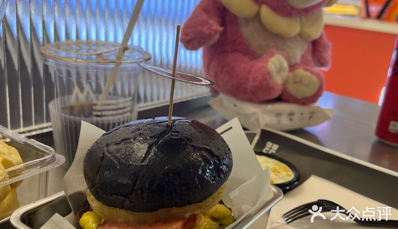 草莓熊被black burger香麻了!