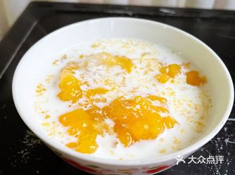 食材：金耳，牛奶，水  步骤：把金耳清洗干净