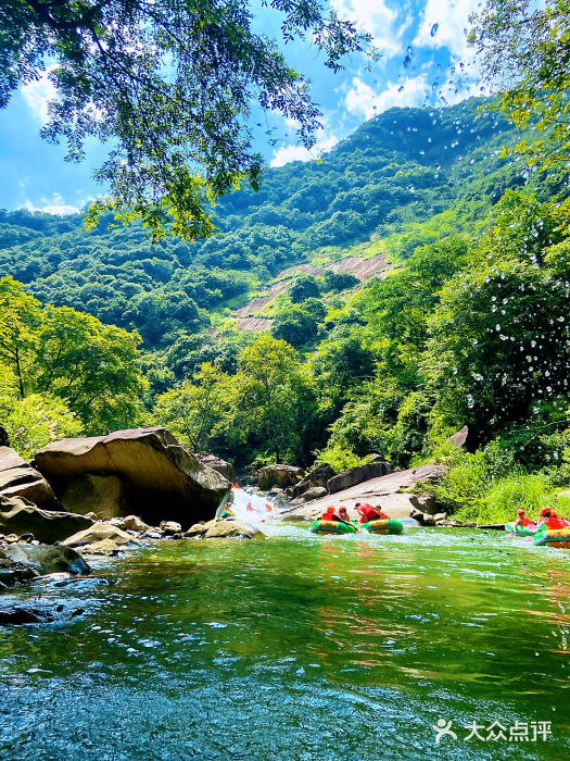 雅鲁激流探险漂流图片