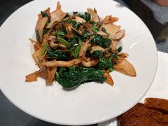 烤蘑菇炒菠菜-京尊烤鸭店JINGZUN(春秀路店)