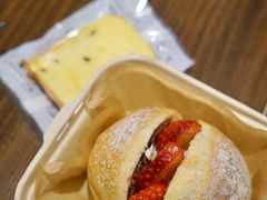 草莓奶油法国面包-沁屋面包店(人民东路店)