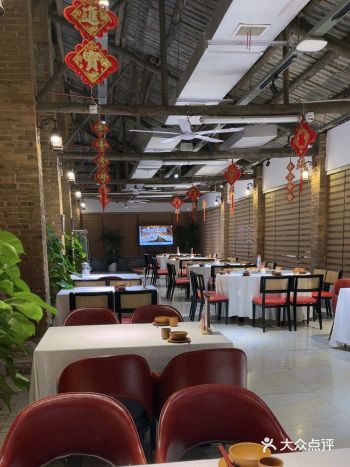 前身是砖窑厂，餐厅将传统的窑洞文化与现代餐饮完美结合