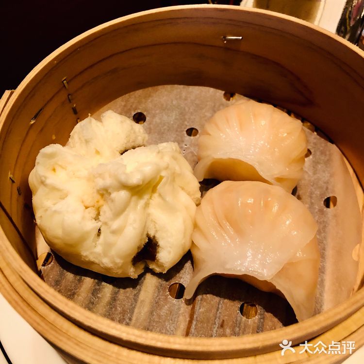 酒店地理位置非常优越，门前两条地铁线路，步行距离三分