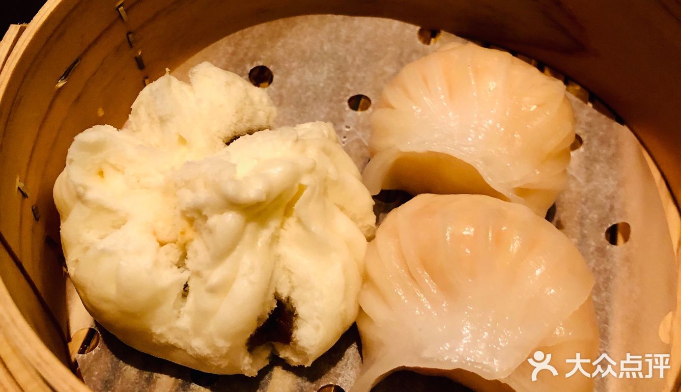 酒店地理位置非常优越，门前两条地铁线路，步行距离三分