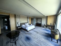 -百灵希尔顿逸林酒店大堂吧