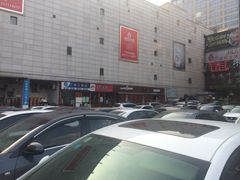-沃尔玛购物广场-停车场