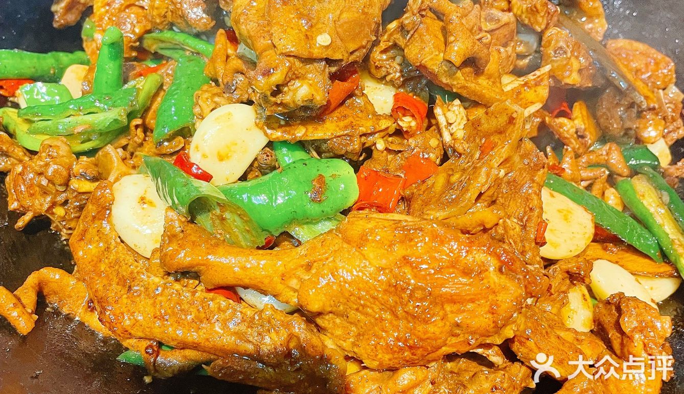 满桌的美食，明天开始减肥[胜利]