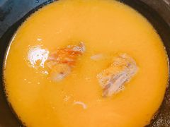 浓厚原只鸡煲花胶汤-鲜入围煮花胶鸡海鲜火锅