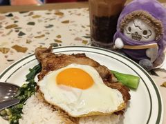 香煎猪扒鸡蛋饭（豉油汁）-华嫂冰室(尖沙咀店)