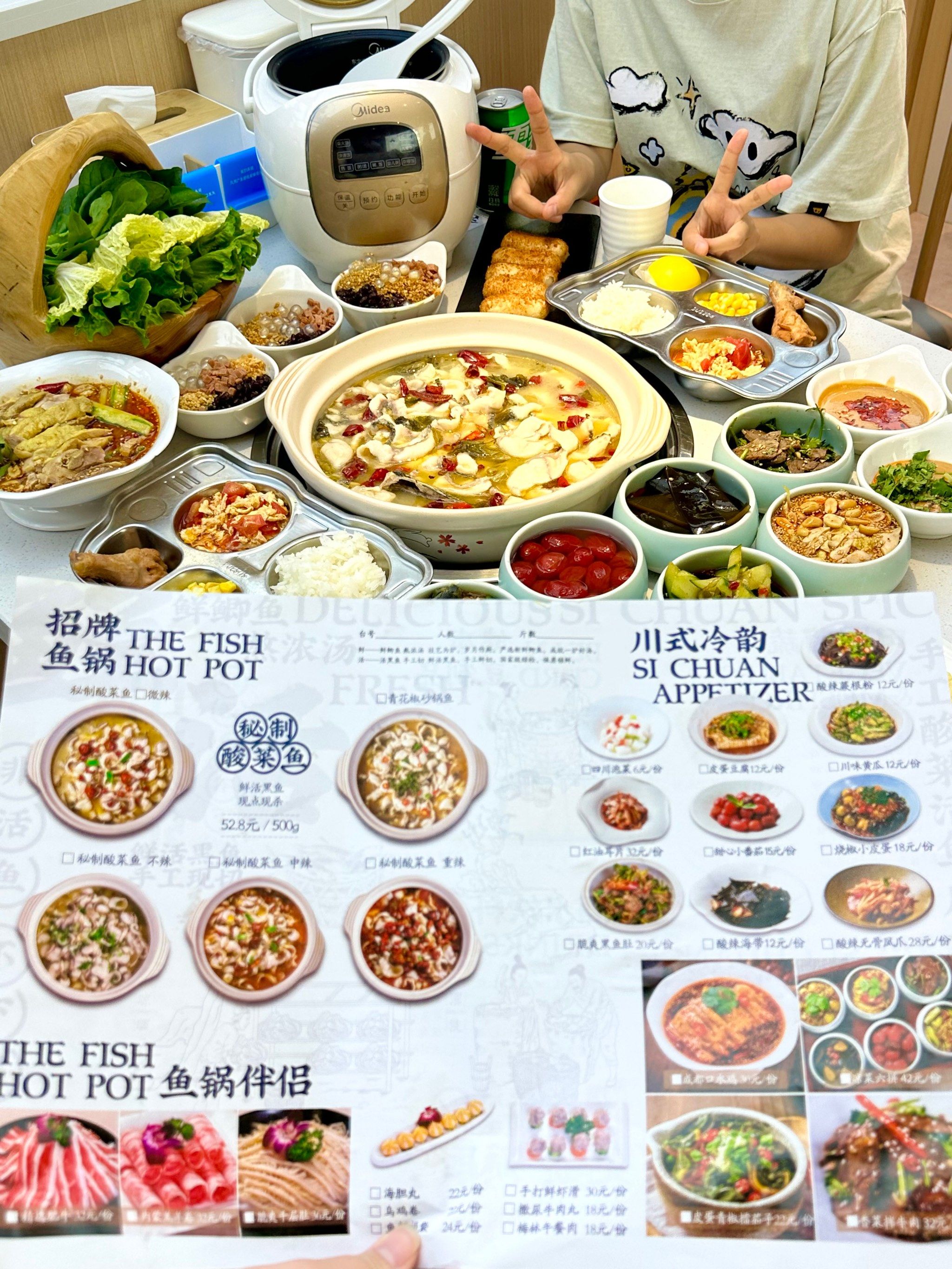 n
酸菜鱼🐟活鱼现杀 吃到嘴里肉是嫩嫩的🉑️而且贼榷味