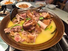 -帅巴人舅母子腊蹄民俗村
