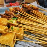 只有三四张桌子，我们晚上去的时候运气比较好还有位置