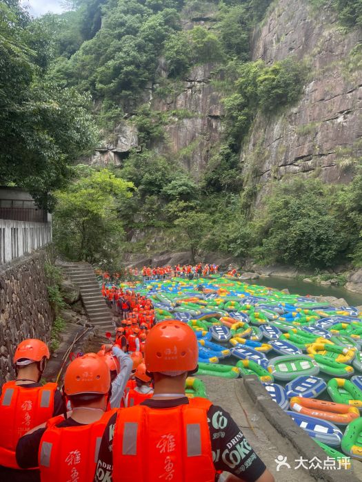 雅鲁激流探险漂流图片