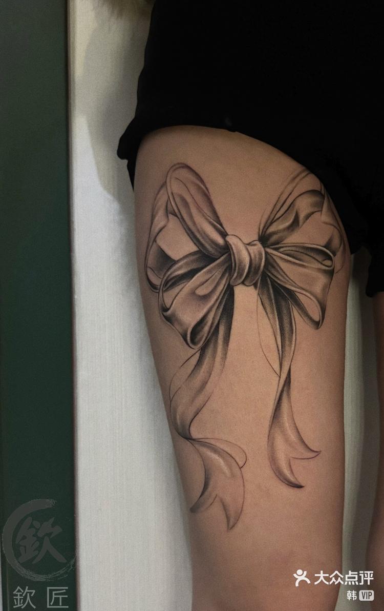 北京钦匠刺青女生大腿纹身蝴蝶结