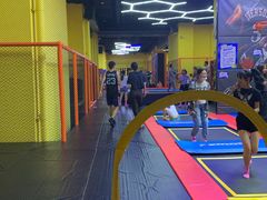 -爱蹦iBOON蹦床运动馆(江汉店)