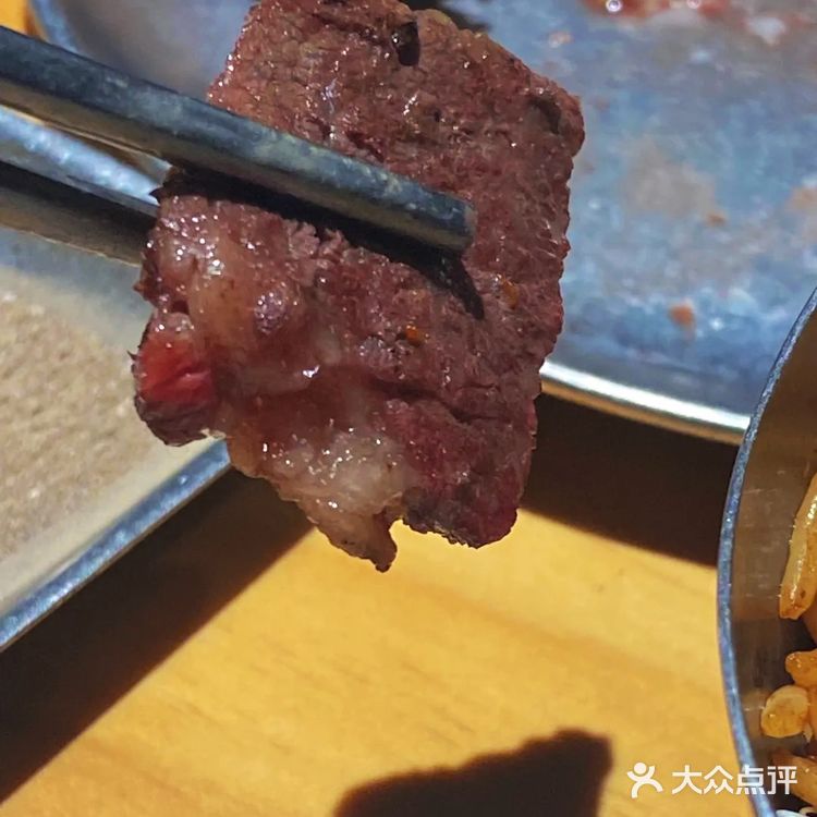 这家烤肉店真解放双手！体会帅哥烤肉的快乐！