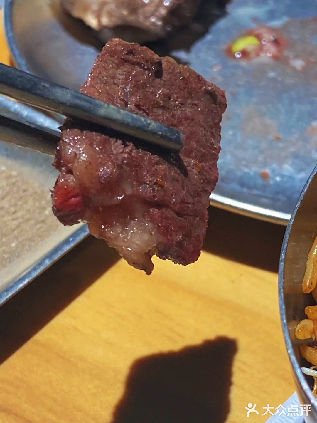 这家烤肉店真解放双手！体会帅哥烤肉的快乐！