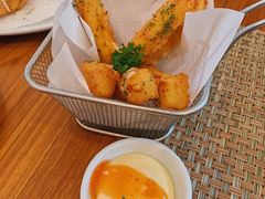 -Chom Cafe and Restaurant