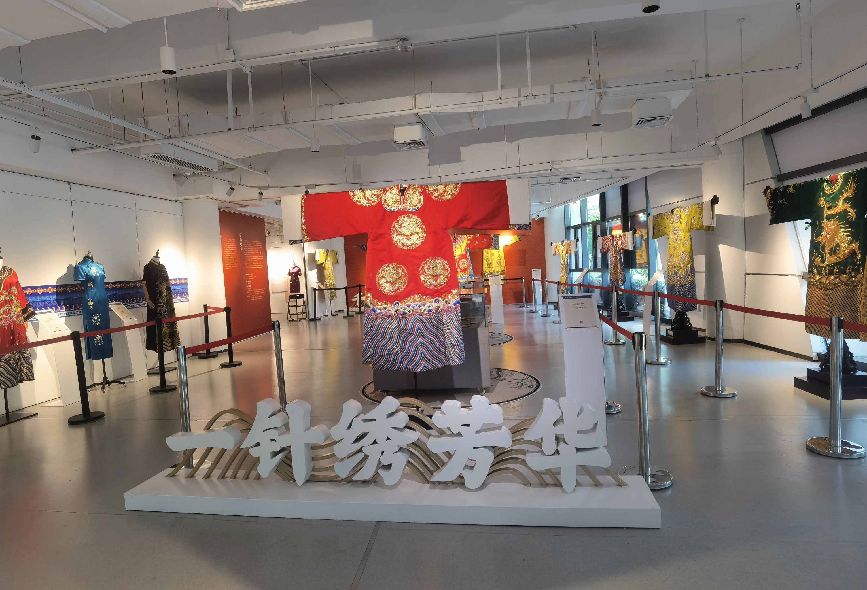 1--6月底,荆楚汉绣展在汉口文化体育中心设有展厅,汉绣作品精细,感观