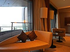 -上海滴水湖皇冠假日酒店