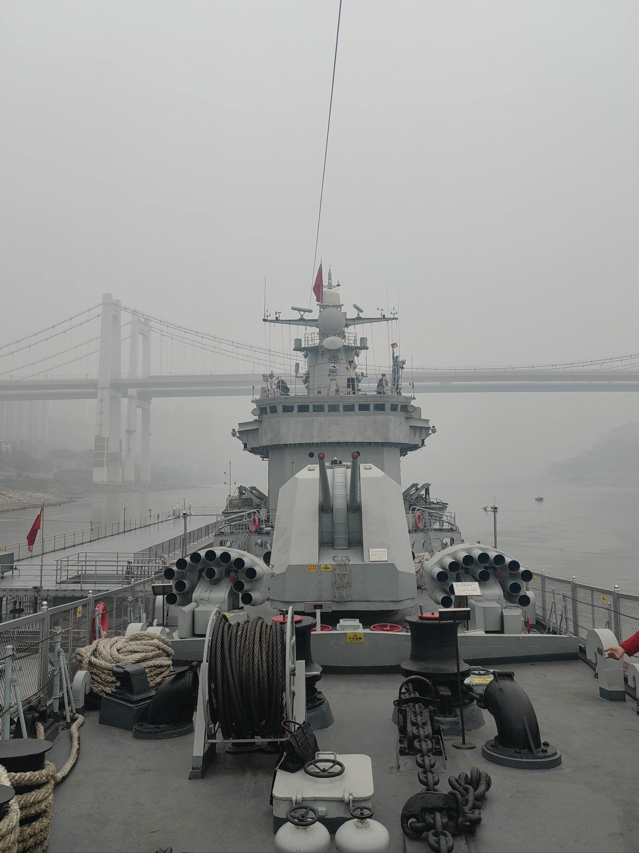 停靠在九滨路长江边的166舰