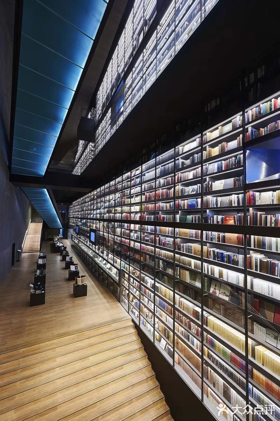 全球最大的艺术书墙深圳网红打卡啦