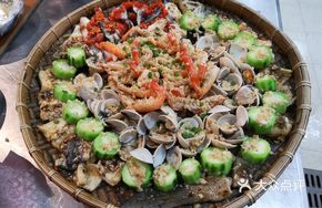 Steamed Chicken, Fish, Shrimp, and Crab in Bamboo Steamer