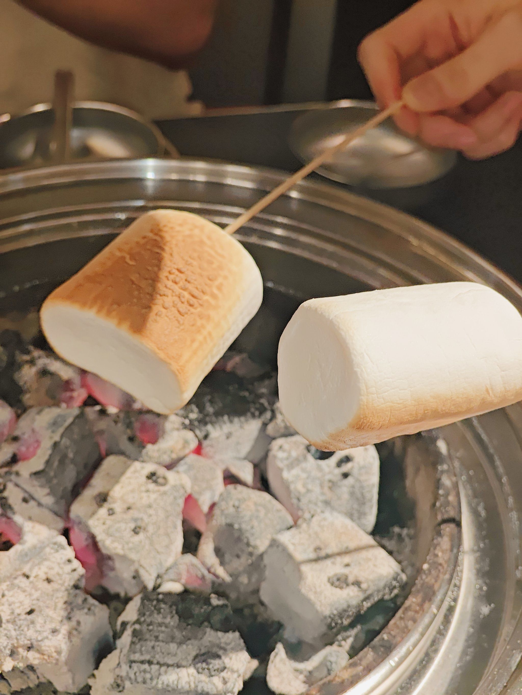 没想到韩式烤肉店吃到了烤棉花糖!