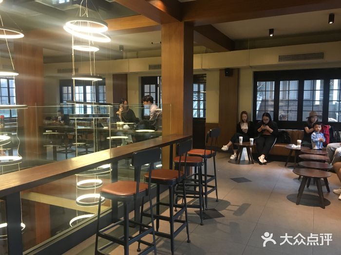 星巴克臻选(成都宽窄巷子店)大堂图片