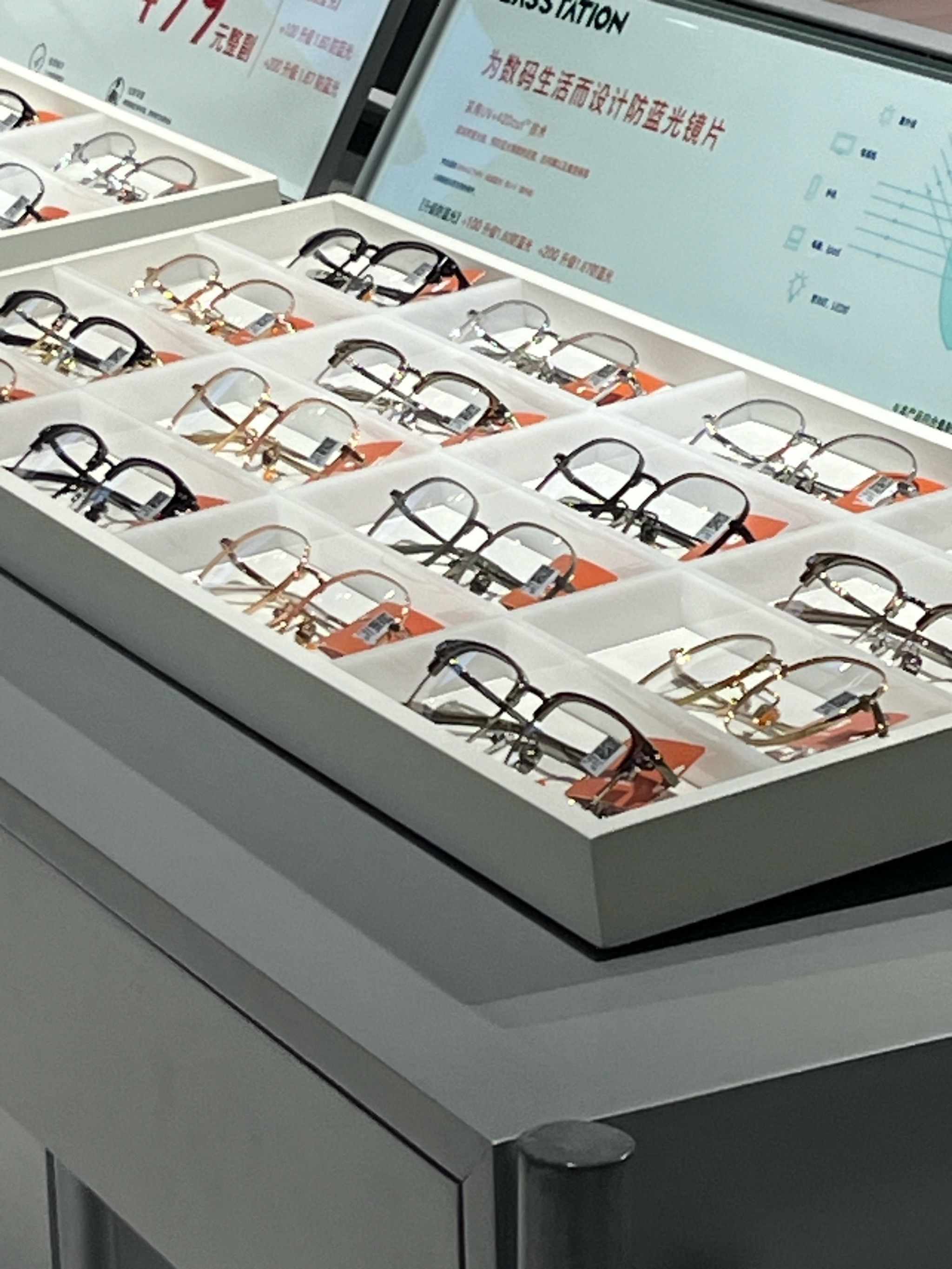 展柜里的眼镜精选