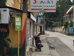 在主干道上的标志-Jonah's Fruit Shake & Snack Bar