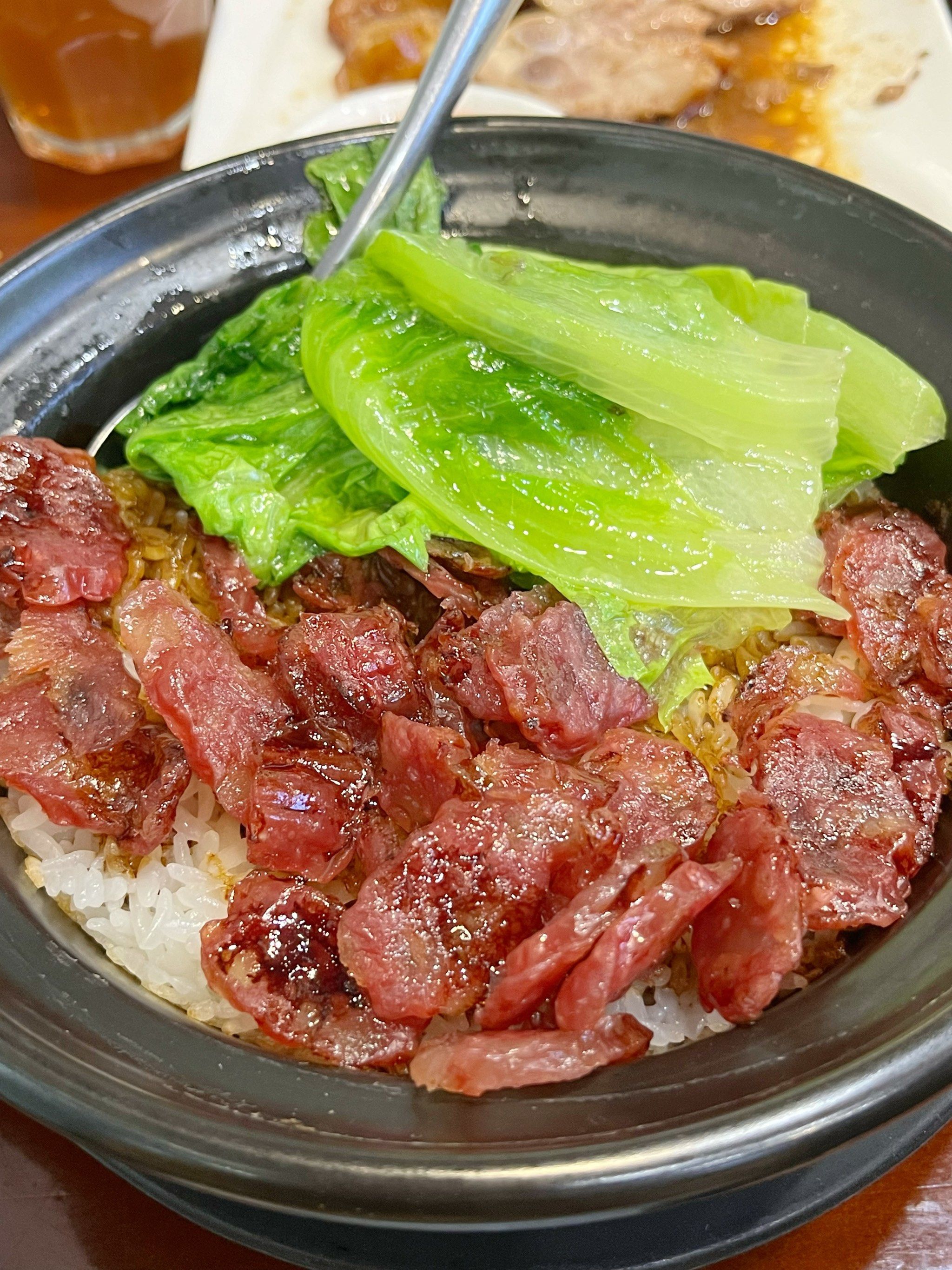 朋友介绍的一家老店
「广式腊味煲仔饭」腊肠多多偏甜口 锅巴酱汁很