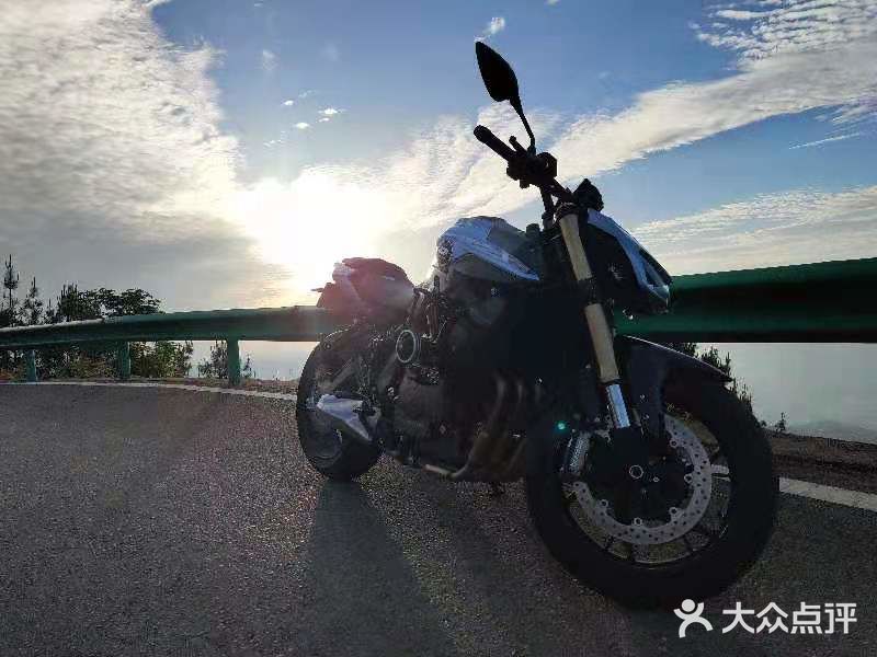 泰遇餐厅门前排着长长的队伍,我也忍不住跟着排了上去