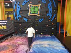 -爱蹦iBOON蹦床运动馆(江汉店)