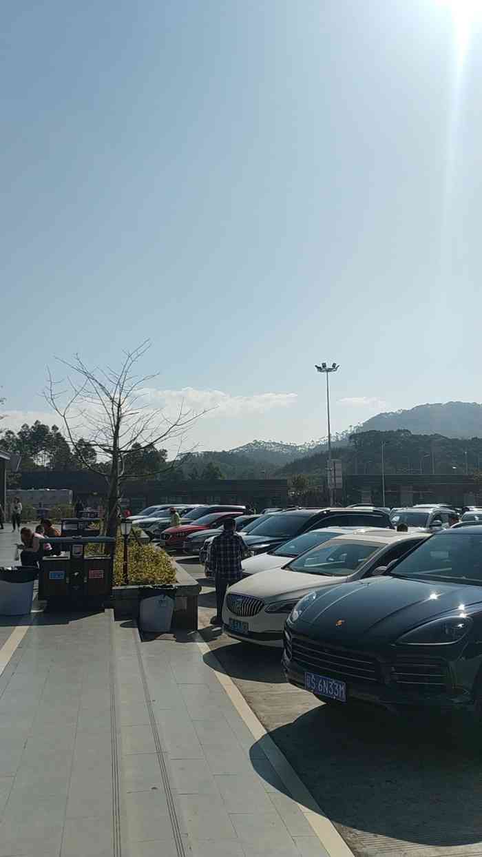 服务区停车场-"深圳去韶关的路上,经过的服务区 新安服务.