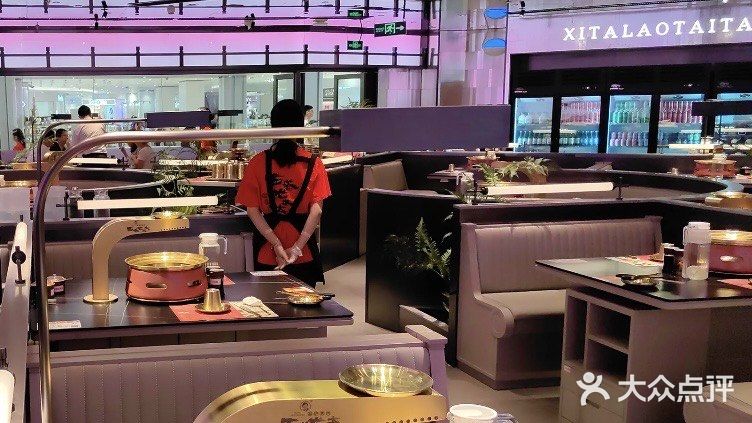 听说西塔老太太特别火，专门赶在饭口前，十一点半到的店里
