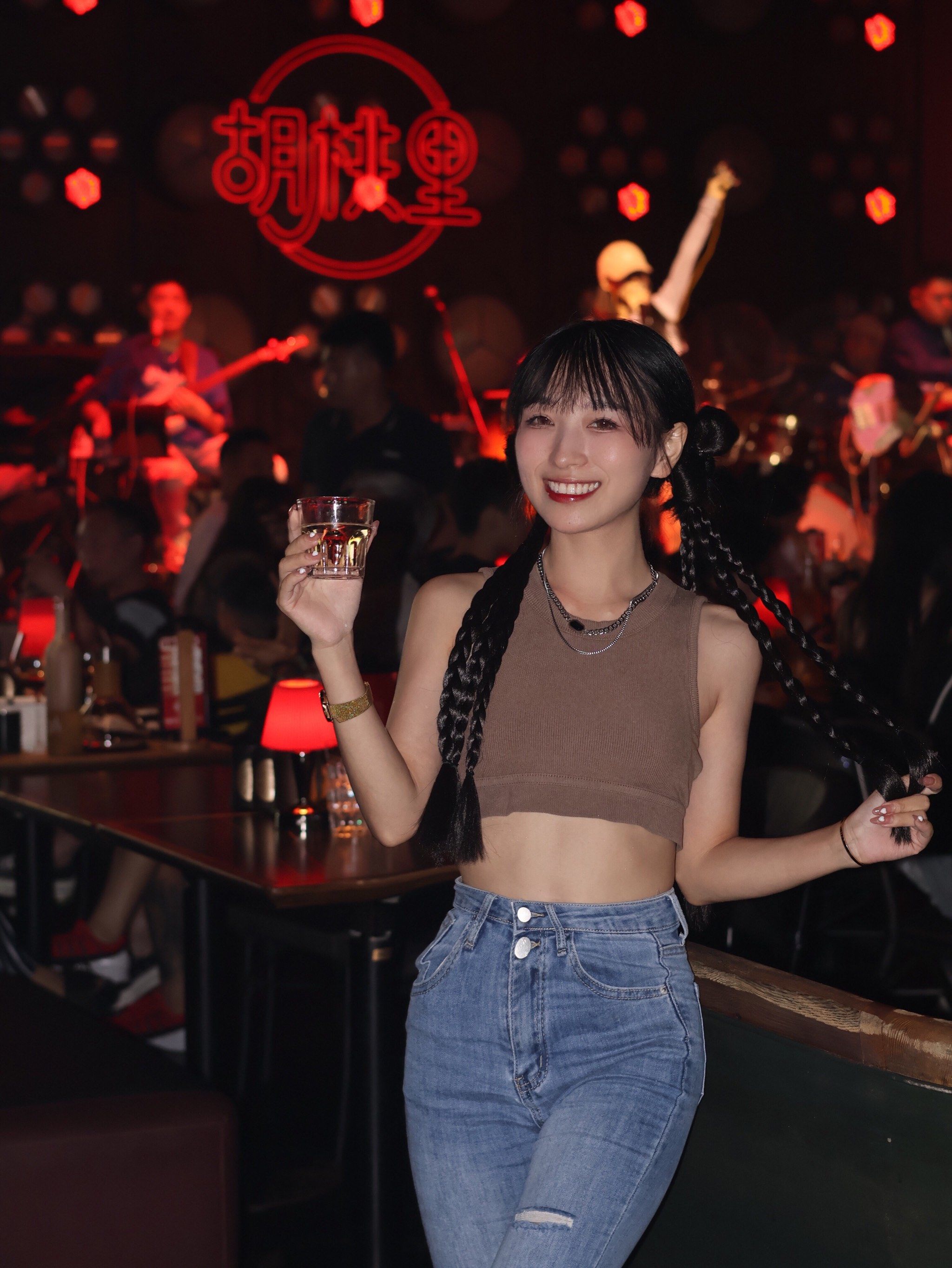 周末的晚上去感受下live house
胡桃里的歌手都很有功底
很