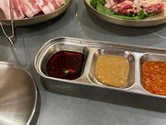 -围炉肉舍•炭烤活鳗•丹东海鲜烤肉(步行街店)