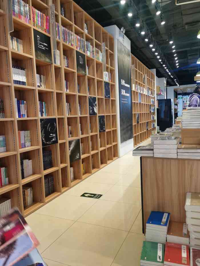 书店很整洁每次路过孩子都进去挑选几本书
