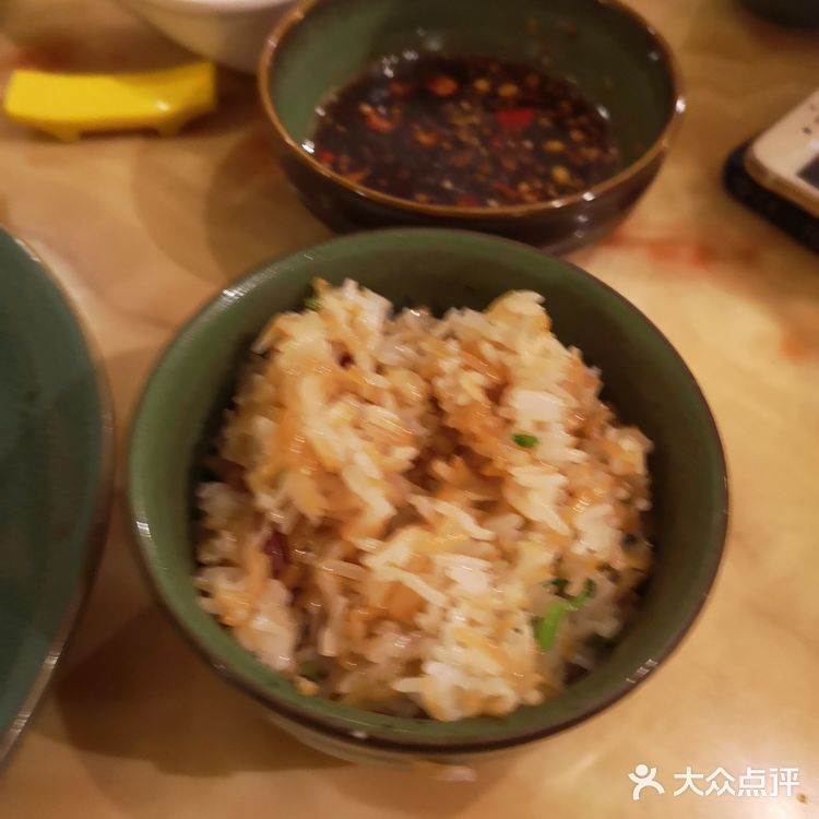 第二次到安徽大厦店，有圆桌可以同时煮两锅，人多也可以