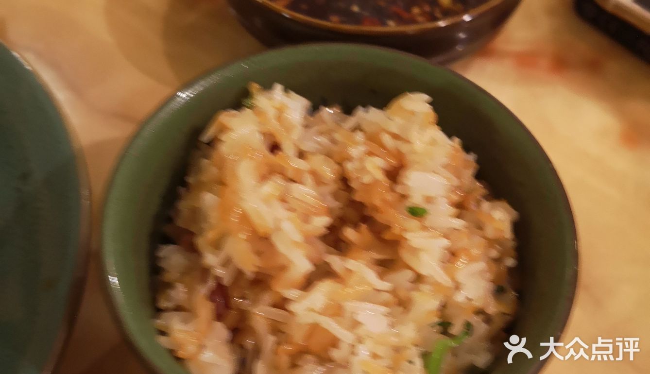 第二次到安徽大厦店，有圆桌可以同时煮两锅，人多也可以